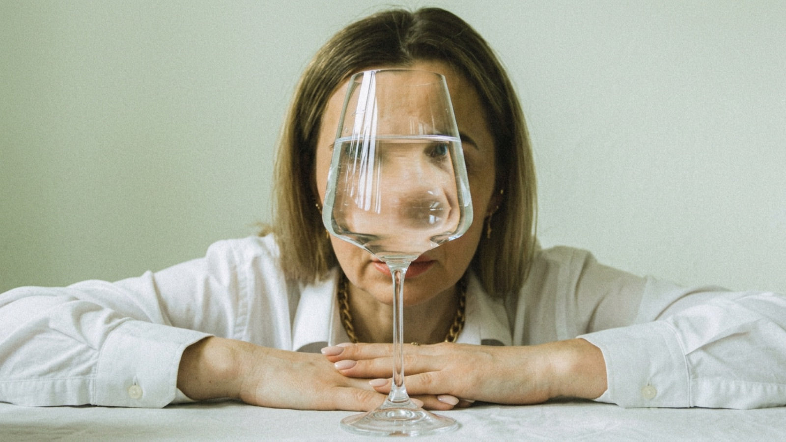 Alcohol alternatives on a bar table
